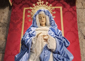 Una imagen para la historia: la Virgen de la Soledad viste por primera vez en Peñaranda los colores de la Inmaculada