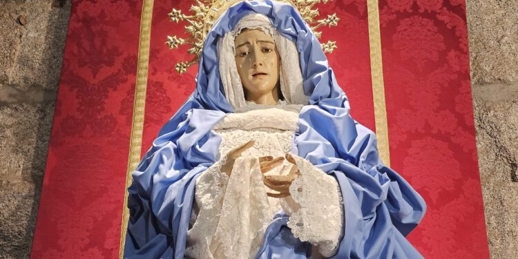 Una imagen para la historia: la Virgen de la Soledad viste por primera vez en Peñaranda los colores de la Inmaculada