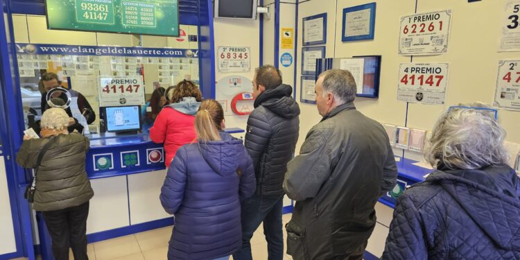 La resaca del «Gordo» en Peñaranda: colas en El Ángel de la Suerte en busca de repetir fortuna para el sorteo del Niño
