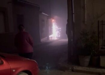 Alarma en Villaflores por el fuego declarado anoche en el cable de la fachada de una vivienda situada en la calle del Santísimo