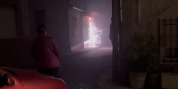 Alarma en Villaflores por el fuego declarado anoche en el cable de la fachada de una vivienda situada en la calle del Santísimo