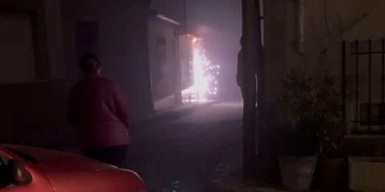 Alarma en Villaflores por el fuego declarado anoche en el cable de la fachada de una vivienda situada en la calle del Santísimo