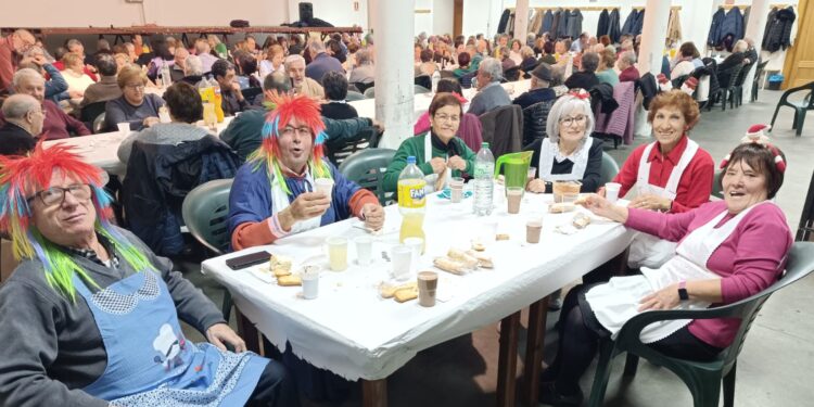 Villoria reúne a 160 mayores en la merienda navideña organizada por la asociación San Pedro en el centro multiusos de la villa