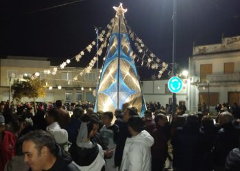 Multitudinaria bienvenida a la Navidad en la plaza Mayor de Villoruela con el árbol realizado este año con bricks reciclados