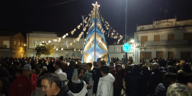 Multitudinaria bienvenida a la Navidad en la plaza Mayor de Villoruela con el árbol realizado este año con bricks reciclados