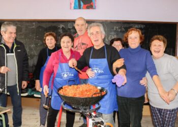 Zorita de la Frontera pone el broche a sus jornadas matanceras con una comida a base de chichas y patatas meneás