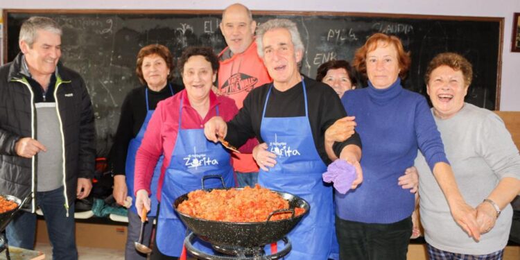 Zorita de la Frontera pone el broche a sus jornadas matanceras con una comida a base de chichas y patatas meneás