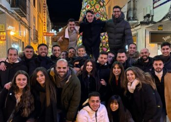 La peña Afkng da la bienvenida al nuevo año 2024 con una foto junto al árbol de ganchillo de la plaza de España en Peñaranda