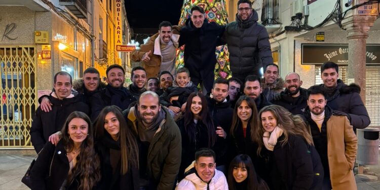 La peña Afkng da la bienvenida al nuevo año 2024 con una foto junto al árbol de ganchillo de la plaza de España en Peñaranda
