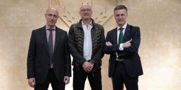 Caja Rural de Salamanca renueva su convenio de colaboración con la asociación Pyfano en la lucha contra el cáncer infantil