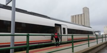 Bajan un 29 % las peticiones de ayuda al transporte estudiantil en Peñaranda aunque el Ayuntamiento cubre la totalidad del gasto