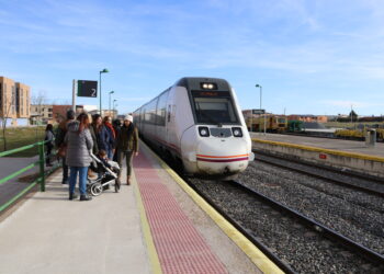 Renfe aumenta los controles aleatorios en los trenes para evitar el uso irregular de los abonos Avant y Media Distancia