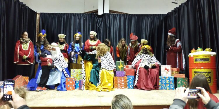 Los Reyes Magos reparten ilusión por toda la comarca: así ha sido su visita a los distintos municipios en la noche más esperada