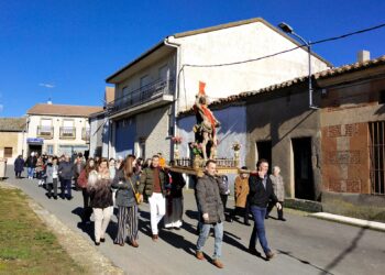 Villoruela abre el calendario festivo del 2024 y festeja a San Sebastián con misa, procesión por las calles y baile del vermut