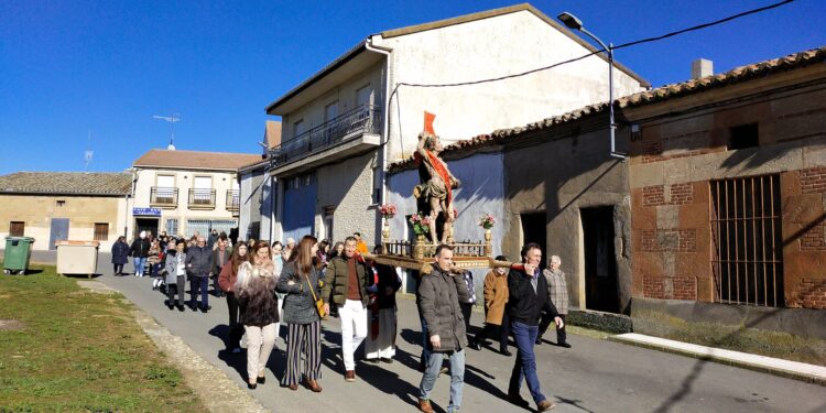 Villoruela abre el calendario festivo del 2024 y festeja a San Sebastián con misa, procesión por las calles y baile del vermut