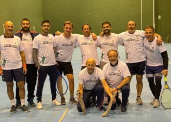 El pabellón polideportivo cubierto de Alaraz acoge un torneo de frontenis con participantes de varios pueblos de la comarca