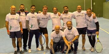 El pabellón polideportivo cubierto de Alaraz acoge un torneo de frontenis con participantes de varios pueblos de la comarca