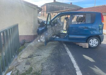 El accidente en Aldeaseca de la Frontera deja tres heridos leves vecinos de Cantalpino e importantes daños en una fachada