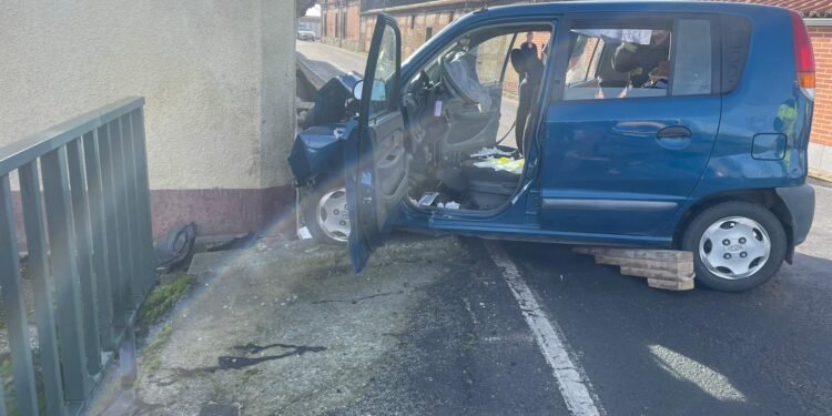 El accidente en Aldeaseca de la Frontera deja tres heridos leves vecinos de Cantalpino e importantes daños en una fachada