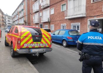 Policía Local, Bomberos y asistencias sanitarias auxilian a un hombre que había sufrido una caída en su casa en Peñaranda