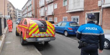 Policía Local, Bomberos y asistencias sanitarias auxilian a un hombre que había sufrido una caída en su casa en Peñaranda