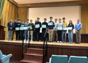 El peñarandino Bruno Leonardo González recibe el diploma de finalista de la fase provincial en la Olimpiada de Matemáticas