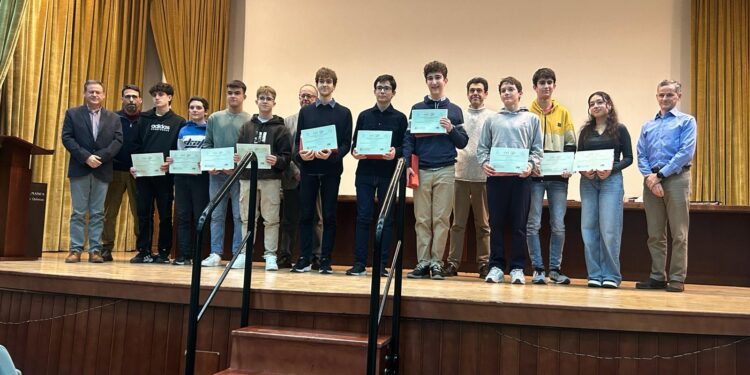 El peñarandino Bruno Leonardo González recibe el diploma de finalista de la fase provincial en la Olimpiada de Matemáticas