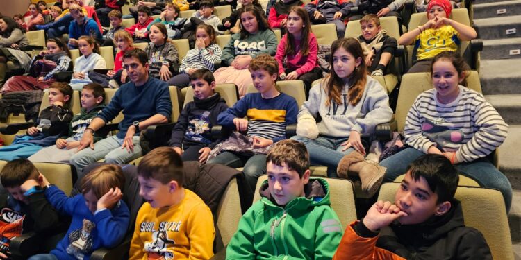 «Burujú, el último unicornio» acerca a los escolares de Peñaranda la fuerza de los niños que pasan largas temporadas en el hospital