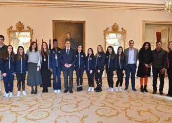 El alcalde de Salamanca, Carlos García Carbayo, recibe en la capital a la pívot peñarandina Angélica Nero Guzmán
