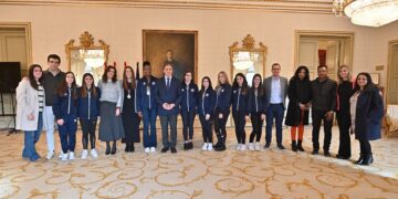 El alcalde de Salamanca, Carlos García Carbayo, recibe en la capital a la pívot peñarandina Angélica Nero Guzmán