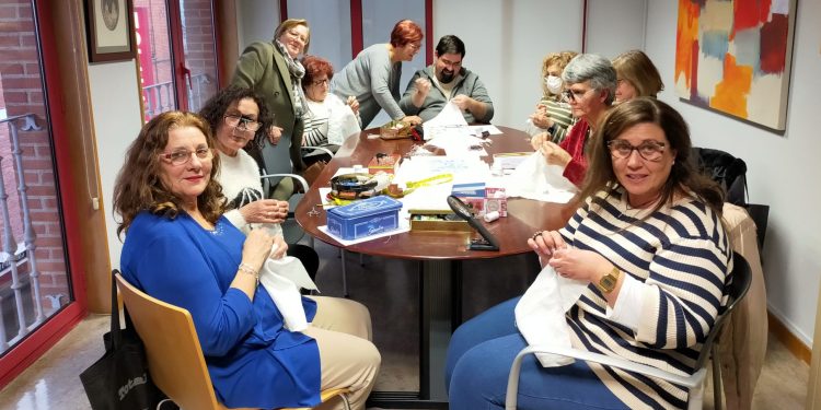 Peñaranda acoge un taller de bordado popular salmantino con una duración de tres meses y con un total de 13 participantes