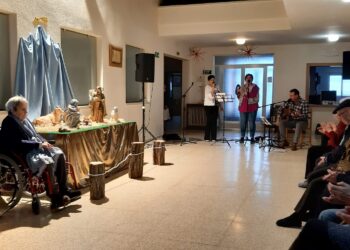 El grupo Arena lleva su música a los mayores de la residencia El Cerro de Macotera en una tarde de boleros, rumbas y villancicos