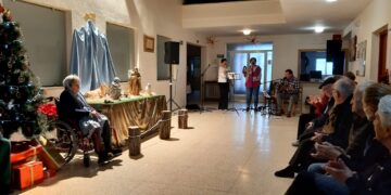 El grupo Arena lleva su música a los mayores de la residencia El Cerro de Macotera en una tarde de boleros, rumbas y villancicos