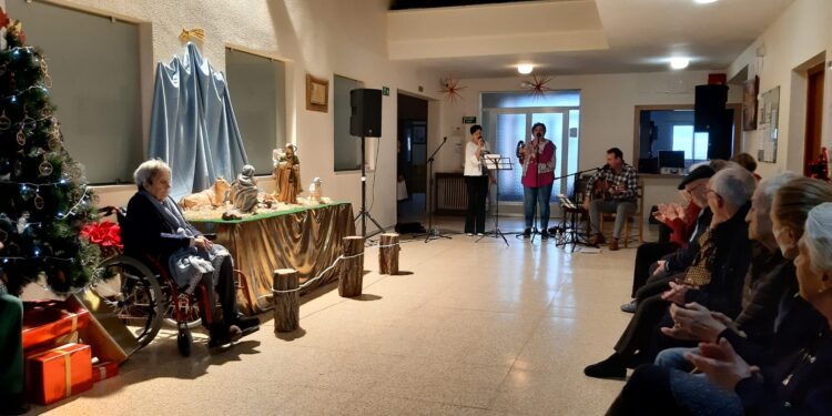 El grupo Arena lleva su música a los mayores de la residencia El Cerro de Macotera en una tarde de boleros, rumbas y villancicos