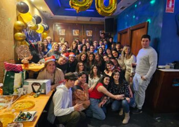 María Jesús, vocalista del grupo Arena, celebra su 50 cumpleaños con una gran fiesta sorpresa rodeada de familia y amigos