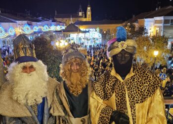 Multitudinaria cabalgata de Reyes en Peñaranda con 500 kilos de caramelos y el mensaje de Baltasar en esta noche mágica