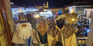 Multitudinaria cabalgata de Reyes en Peñaranda con 500 kilos de caramelos y el mensaje de Baltasar en esta noche mágica