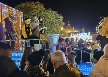 Multitudinaria cabalgata de Reyes en Peñaranda con 500 kilos de caramelos y el mensaje de Baltasar en esta noche mágica