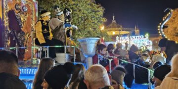 Multitudinaria cabalgata de Reyes en Peñaranda con 500 kilos de caramelos y el mensaje de Baltasar en esta noche mágica