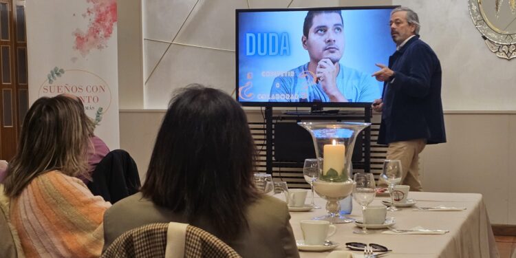 El abogado y coach Julio de la Torre protagoniza el IV desayuno empresarial en Peñaranda con nuevas propuestas para el sector