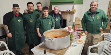 La cofradía de la Esperanza celebra en Peñaranda su alubiada con más de 150 comensales y la música de Dale Kaña 2.0