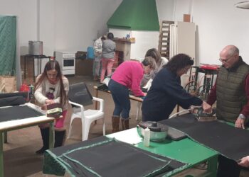 La cofradía peñarandina de la Esperanza retoma el taller de costura cofrade en su Casa de Hermandad de la calle San Luis