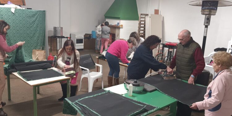 La cofradía peñarandina de la Esperanza retoma el taller de costura cofrade en su Casa de Hermandad de la calle San Luis