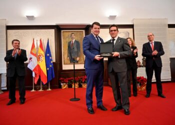 El macoterano Gabriel Madrid Ruano recibe un reconocimiento de manos del presidente de la Junta, Alfonso Fernández Mañueco