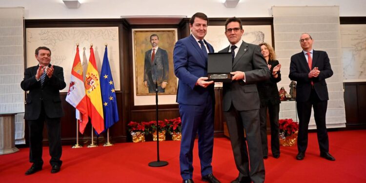 El macoterano Gabriel Madrid Ruano recibe un reconocimiento de manos del presidente de la Junta, Alfonso Fernández Mañueco