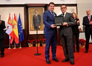El macoterano Gabriel Madrid Ruano recibe un reconocimiento de manos del presidente de la Junta, Alfonso Fernández Mañueco