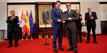 El macoterano Gabriel Madrid Ruano recibe un reconocimiento de manos del presidente de la Junta, Alfonso Fernández Mañueco