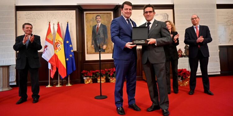 El macoterano Gabriel Madrid Ruano recibe un reconocimiento de manos del presidente de la Junta, Alfonso Fernández Mañueco