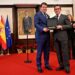 El macoterano Gabriel Madrid Ruano recibe un reconocimiento de manos del presidente de la Junta, Alfonso Fernández Mañueco
