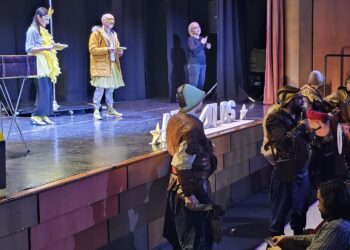 Derroche de solidaridad en Peñaranda con la gala a beneficio de la asociación Aerscyl que llena «hasta la bandera» el teatro del CDS